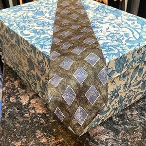 Clairborne - Diamond Patterned Tie in Olive and Blue. EUC.